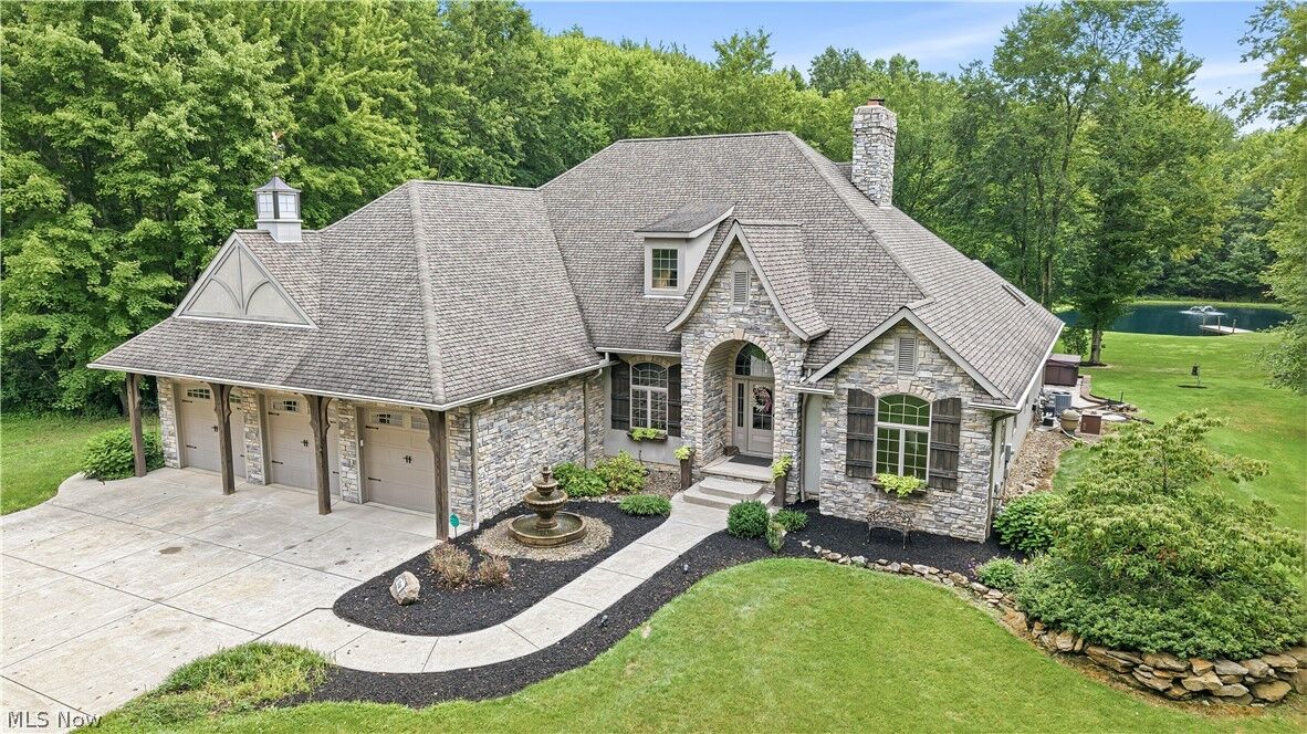 Property Photo:  5560 Oak Hill Drive  OH 44481 
