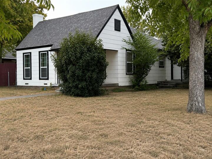 Property Photo: 1100 W Waggoman Street TX 76110
