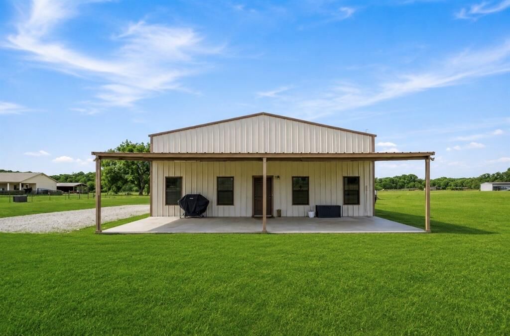 Property Photo: 1001 Marigold Court TX 76049