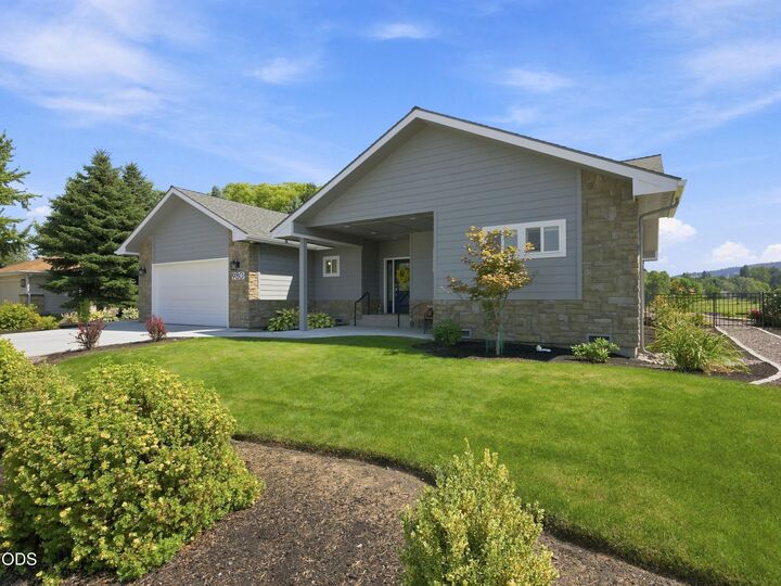 Property Photo: 980 Harbor Isle Boulevard OR 97601