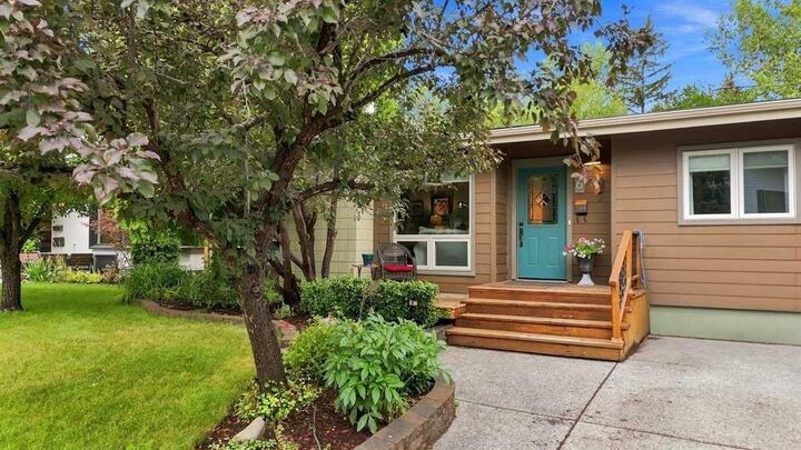 Property Photo: 6 Varcourt Place NW AB T3A 0G8