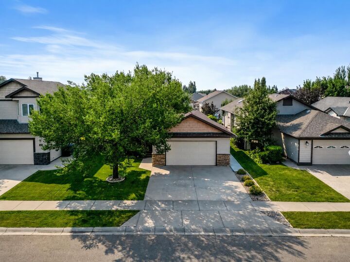 Photo de la propriété:  236 Southgate Boulevard S  AB T1K 5C3 