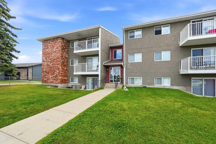 Property Photo: 19 Bennett Street 305 AB T4R 1V3