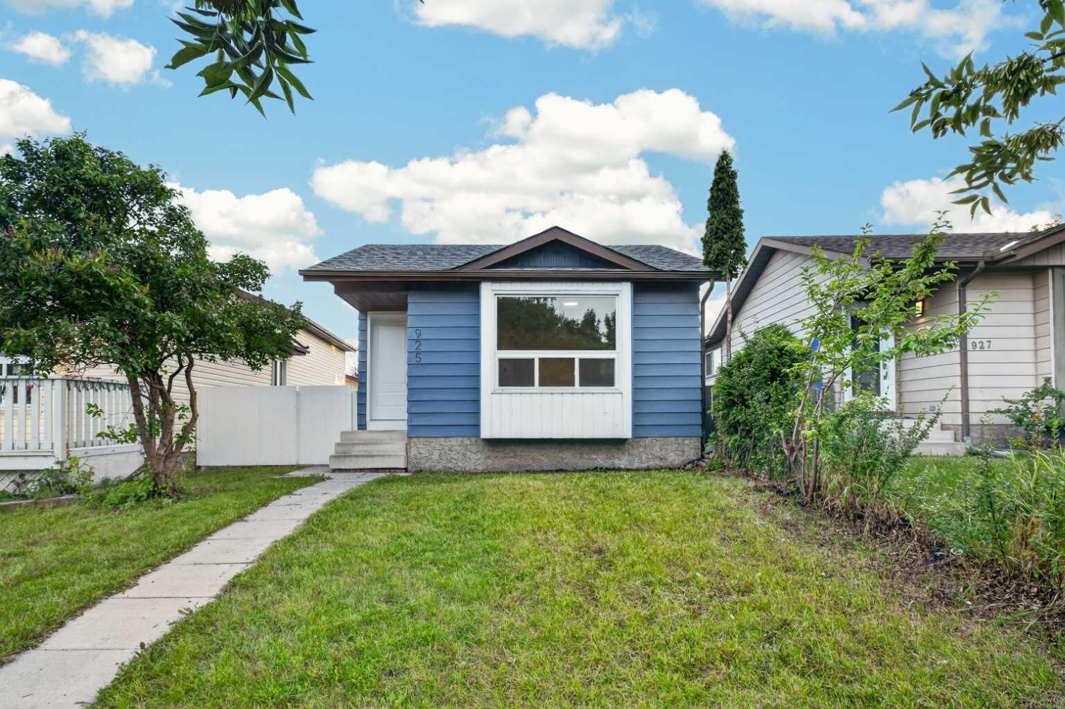 Property Photo: 925 Erin Woods Drive SE AB T2B 2X1
