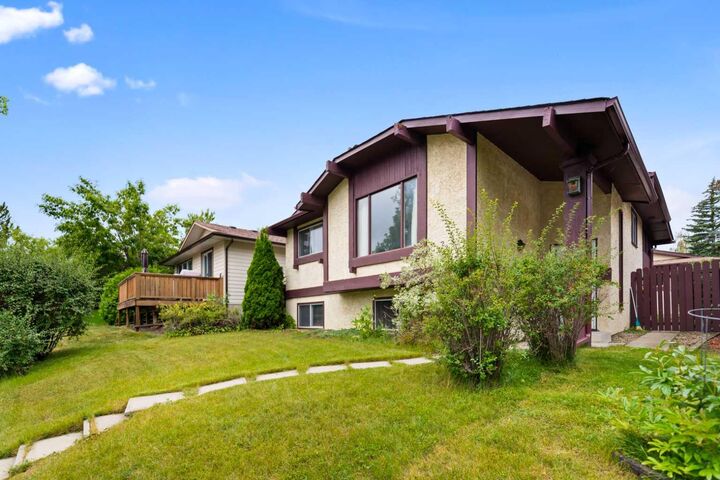 Property Photo: 224 Berwick Way NW AB T3K 1C1