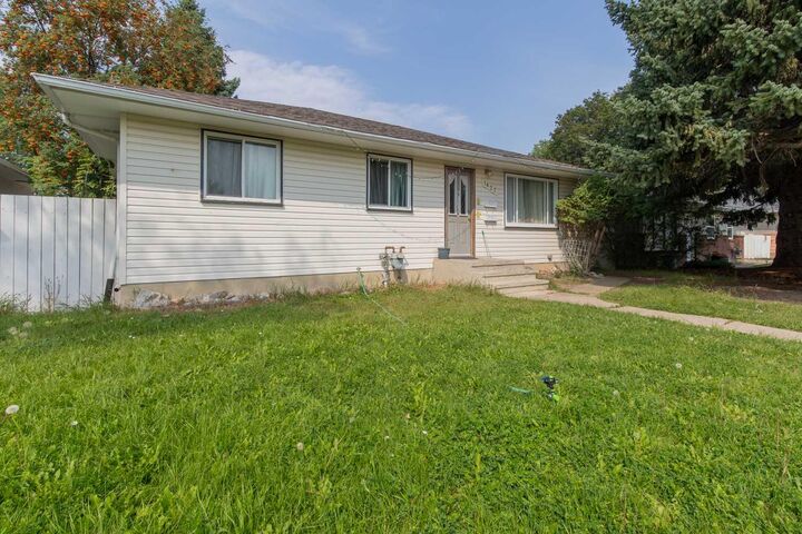 Property Photo:  1827 16 Avenue S  AB T1K 0Z3 