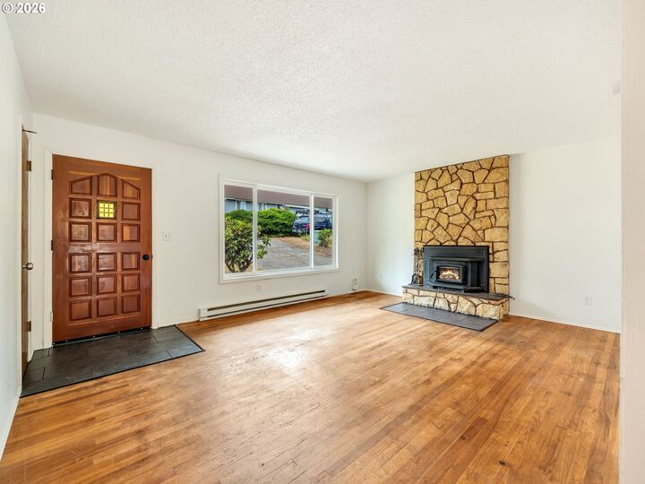 Property Photo:  650 SW Chestnut St  OR 97016 