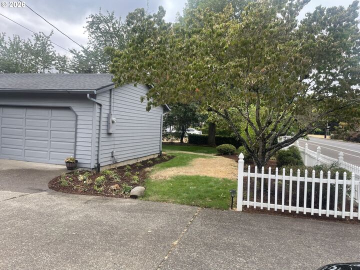 Property Photo: 374 Warner Parrott Rd OR 97045