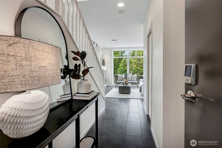 Property Photo: 17 W Mercer Street Th7 WA 98119