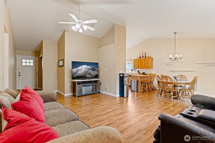 Property Photo:  502 W Illinois Avenue  WA 98926 