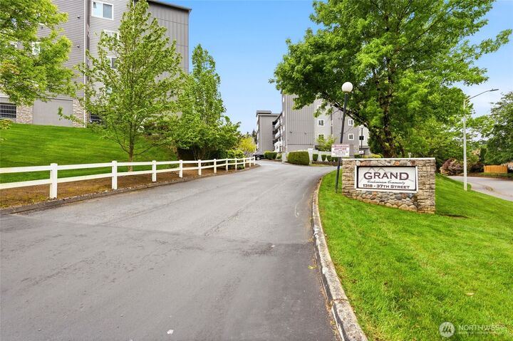 Property Photo:  1318  37th Street 3-534  WA 98201 