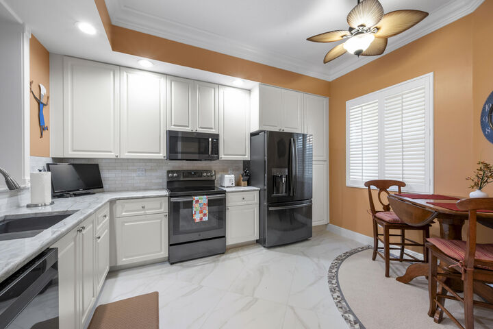 Property Photo:  8 Harbour Isle Drive E Ph05  FL 34949 