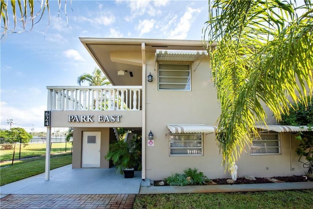 Property Photo:  624 NE 10th Avenue 5  FL 33304 