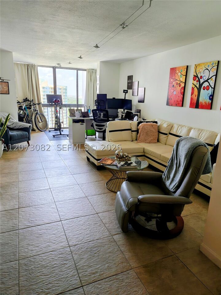 Property Photo:  2333 Brickell Ave 2814  FL 33129 