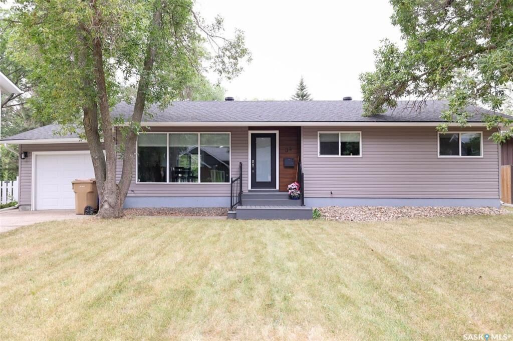Property Photo: 34 Elmwood Place SK S4S 5M3