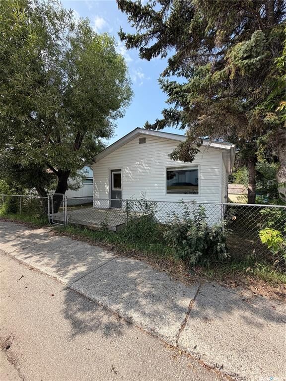 Property Photo: 537 Churchill Street SK S0E 0Y0