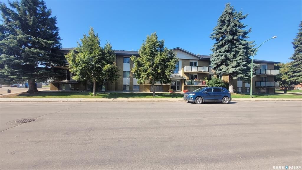 Property Photo:  111 St Lawrence Crescent 4  SK S7K 1H3 