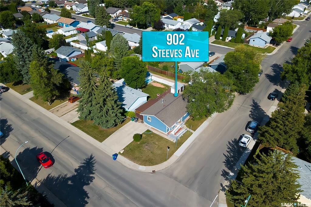 Property Photo:  902 Steeves Avenue  SK S7L 5N4 