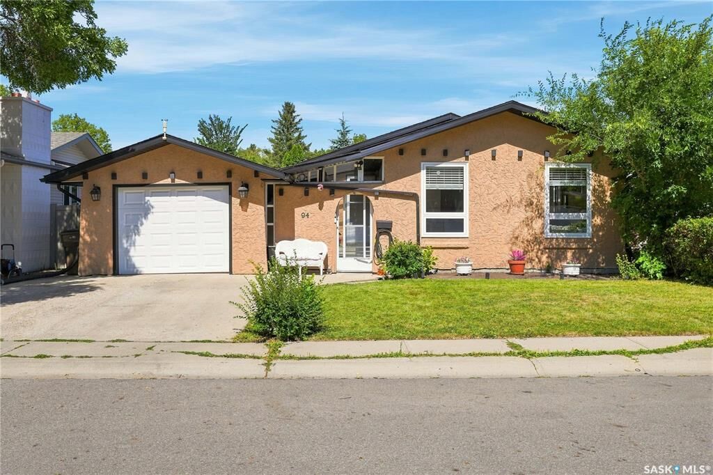 Property Photo:  94 Dale Crescent  SK S4N 5J7 