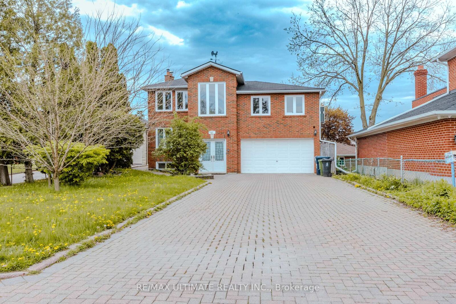Property Photo:  83 Burr Avenue Upper  ON M6L 1V3 