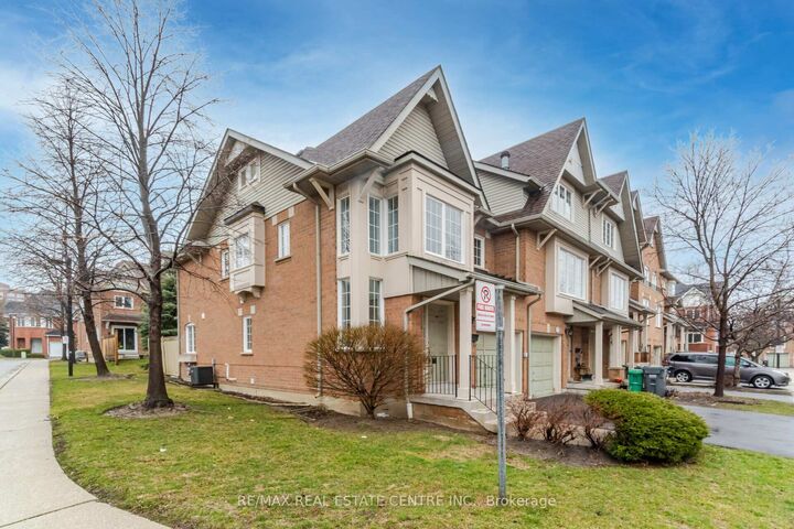 Property Photo: 1591 South Parade Court 45 ON L5M 6G1