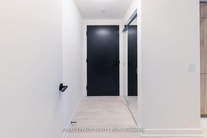Property Photo:  127 Broadway Avenue S 206S  ON N4P 1V4 