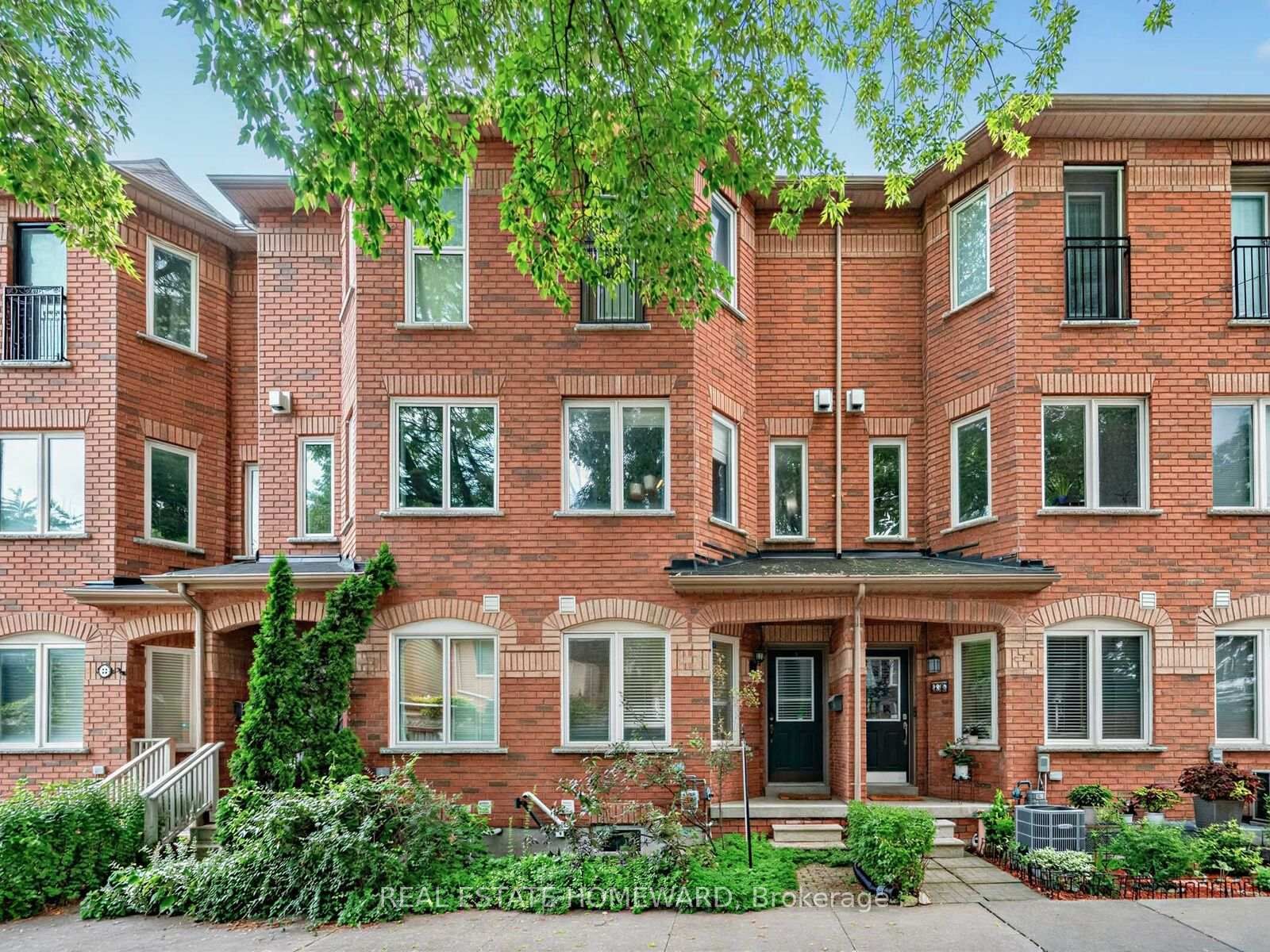 Property Photo:  24 Filmic Lane  ON M4M 3R1 