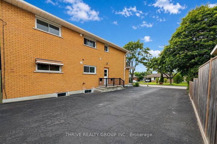 Property Photo:  1023 Eagle Drive Main  ON N5Z 3H4 