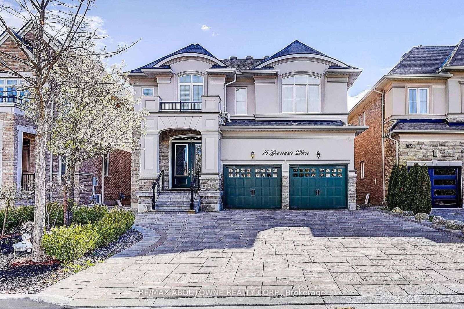 Property Photo: 16 Gracedale Drive ON L4C 0Y3