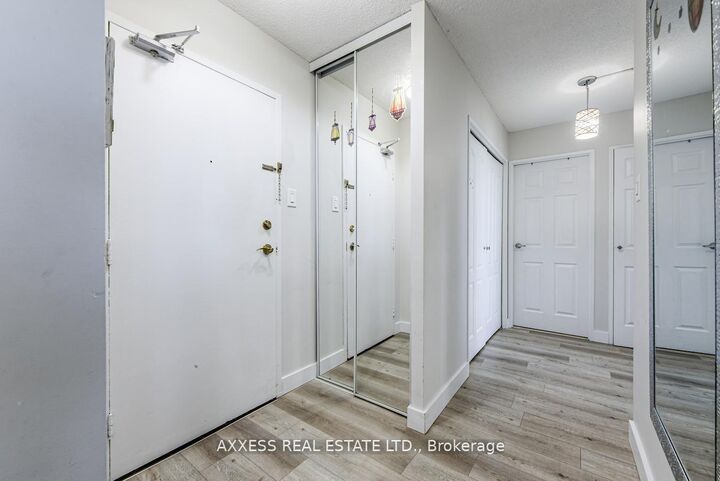 Property Photo: 3590 Kaneff Crescent 609 ON L5A 3X3