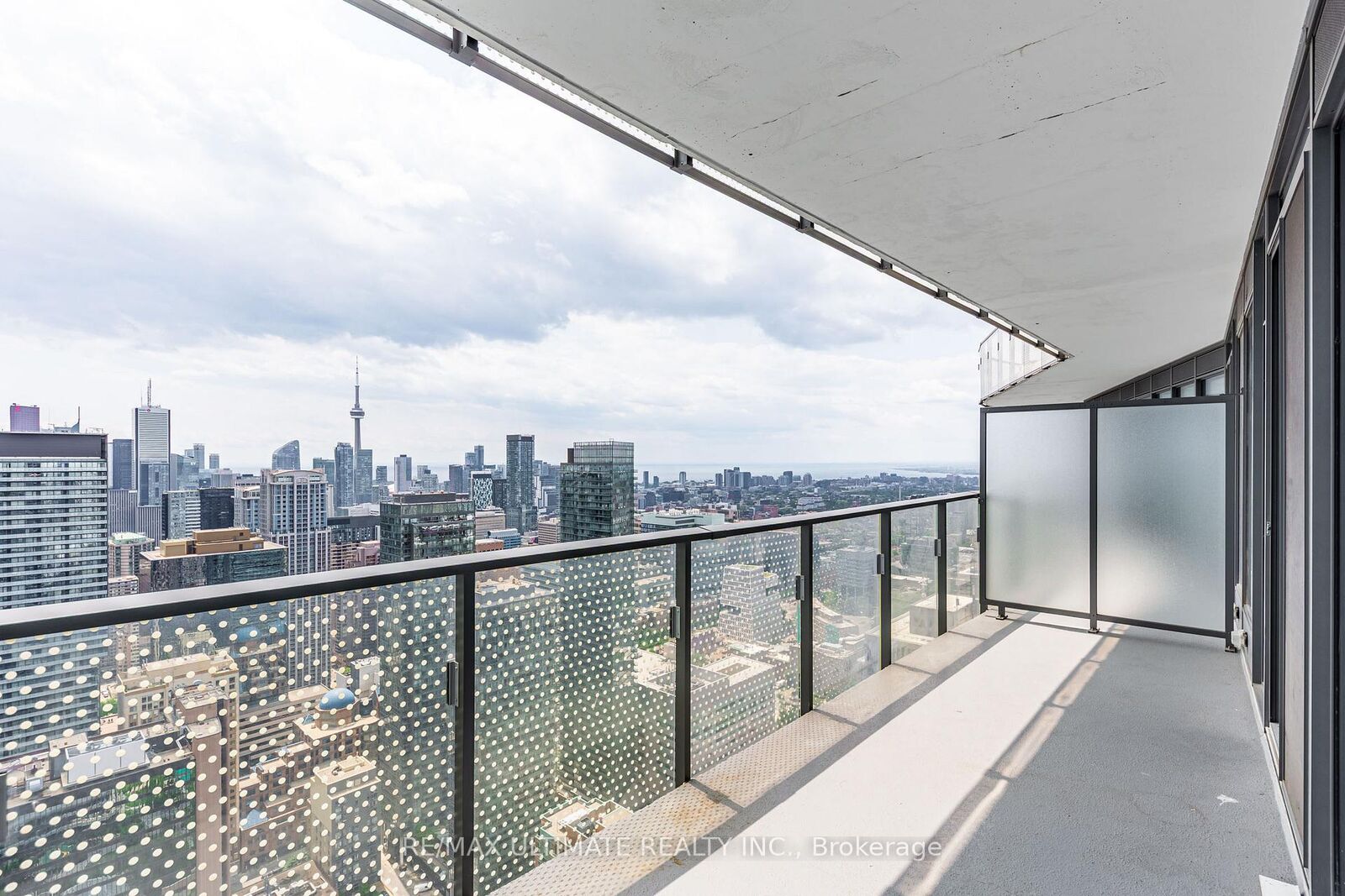 Property Photo:  11 Wellesley Street W 5003  ON M4Y 0G4 
