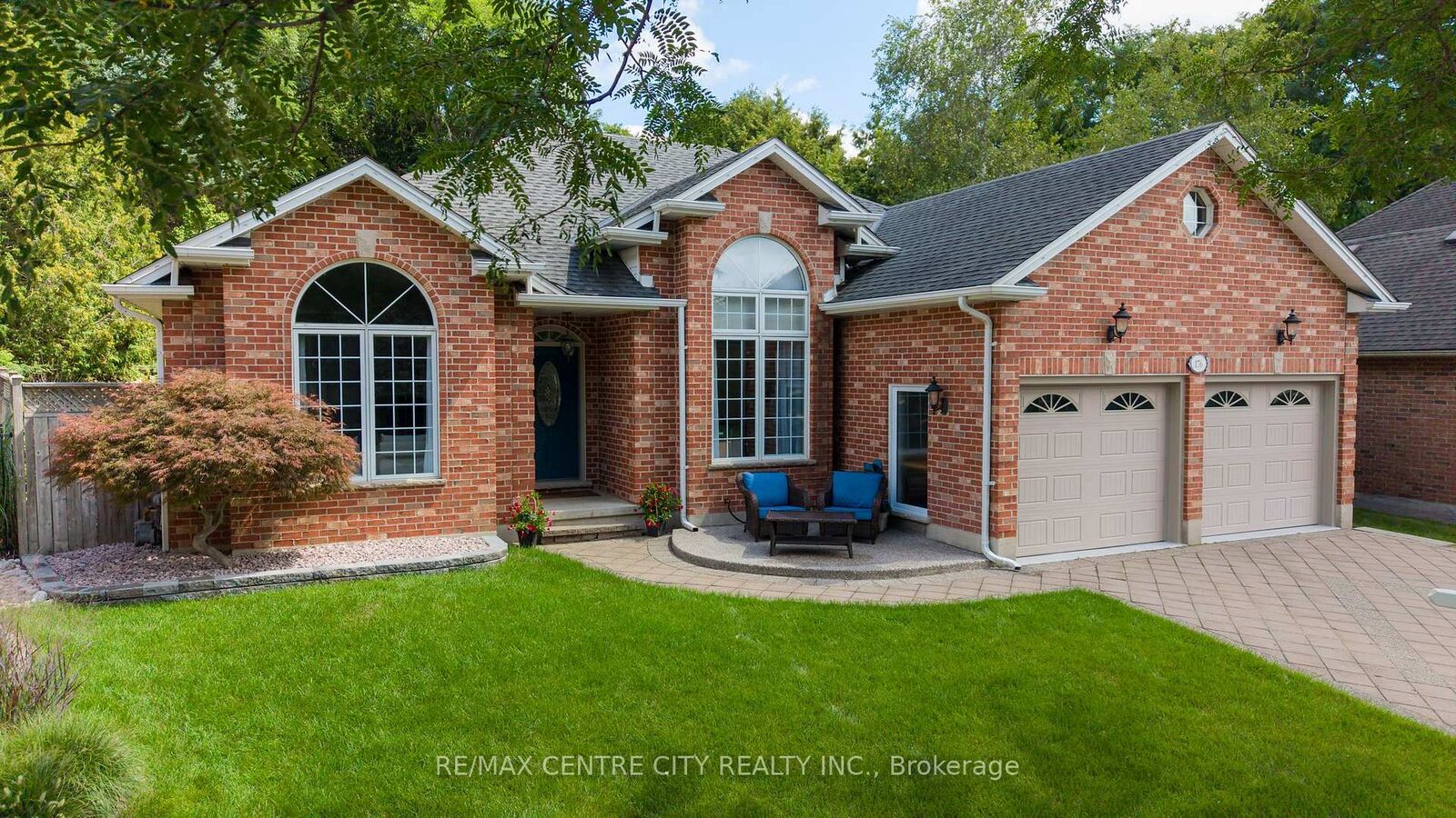 Property Photo: 176 Optimist Park Drive ON N6K 4M2