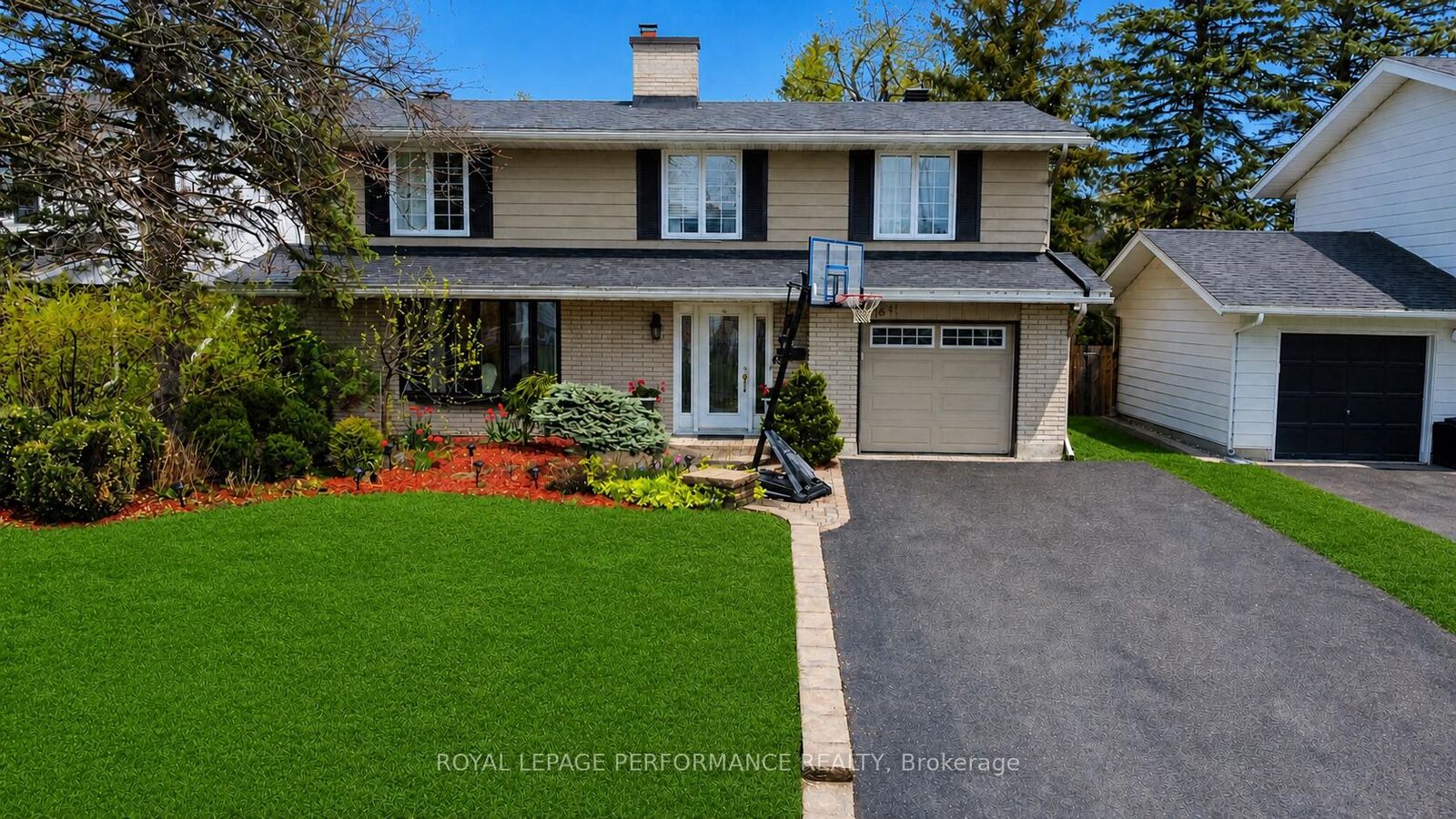 Property Photo: 1841 Beattie Avenue ON K1H 5R7