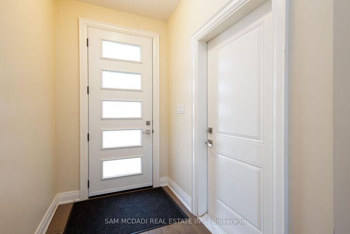 Photo de la propriété:  35A Broadview Avenue  ON L5H 2S8 