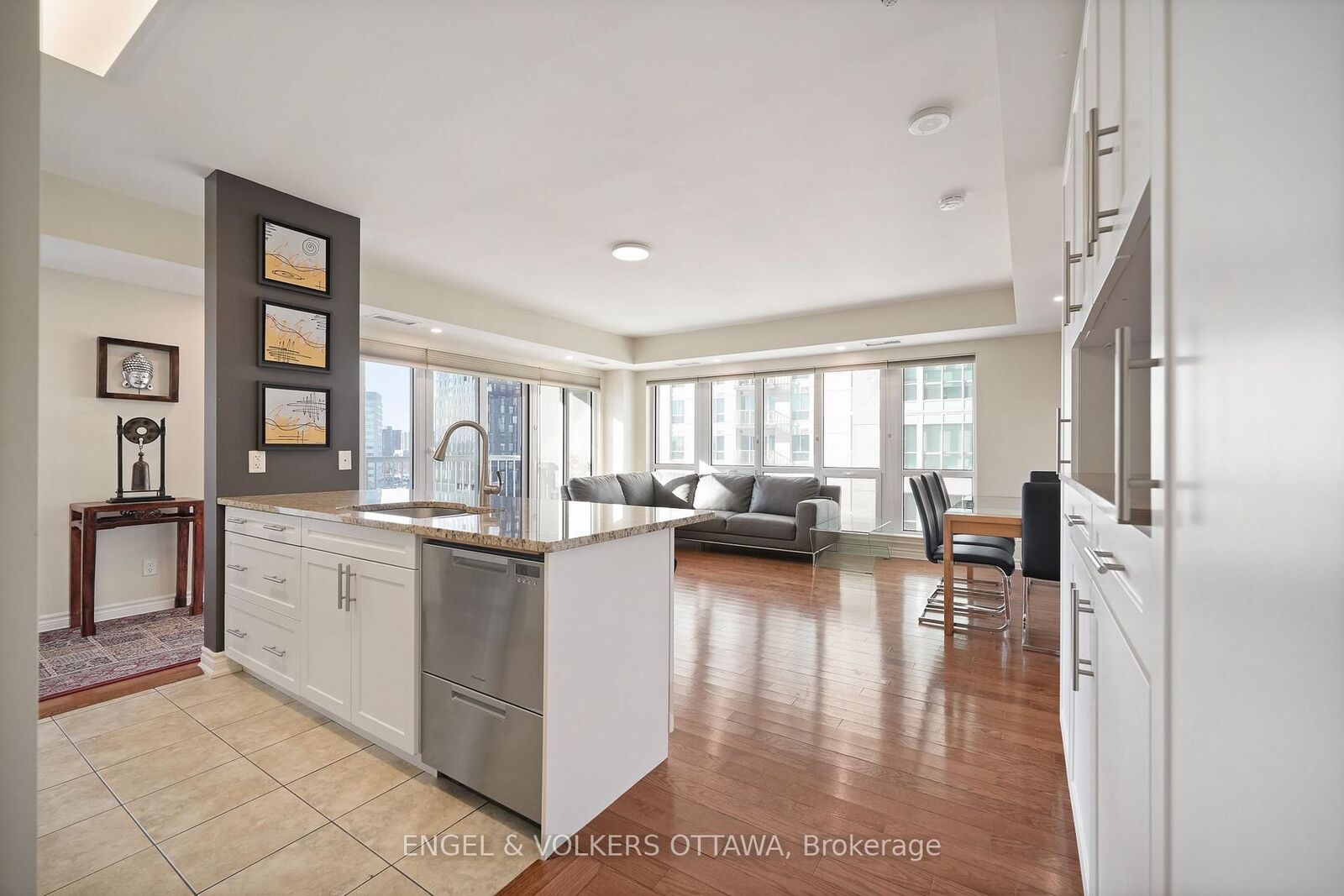 Property Photo: 234 Rideau Street 1112 ON K1N 0A9