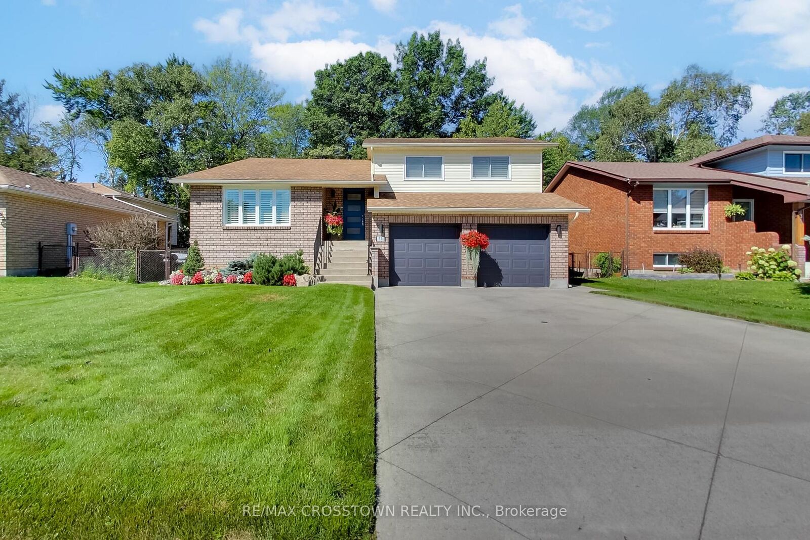 Property Photo:  38 Innisbrook Drive  ON L9Z 1G2 