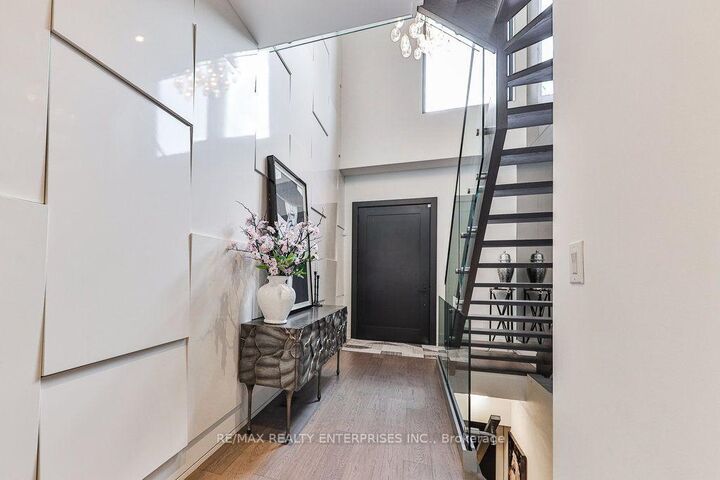Property Photo: 7B Iroquois Avenue ON L5G 1M7