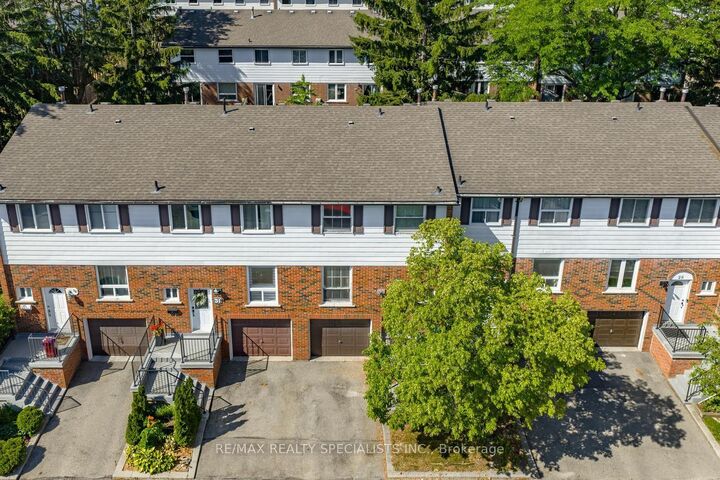 Property Photo: 2445 Homelands Drive 30 ON L5K 2C6
