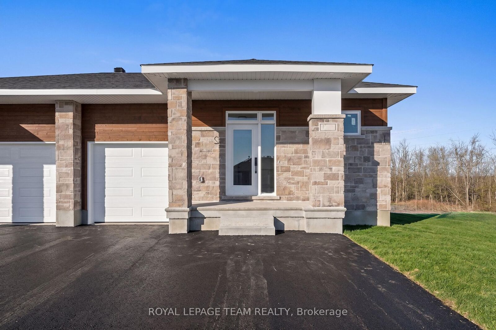 Property Photo:  1124 Moore Street 2  ON K6V 0H2 
