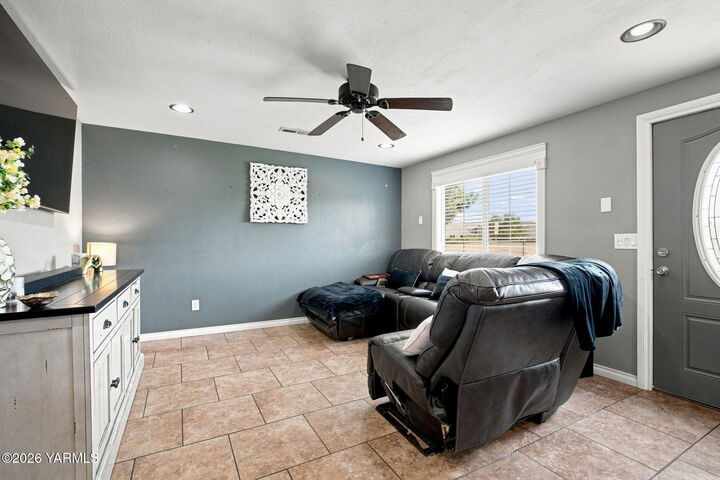 Property Photo:  412 E Seattle Ave  WA 98936 