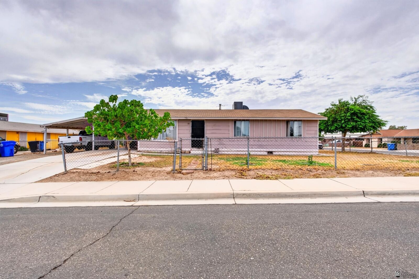 Property Photo: 611 S Union Ave AZ 85350