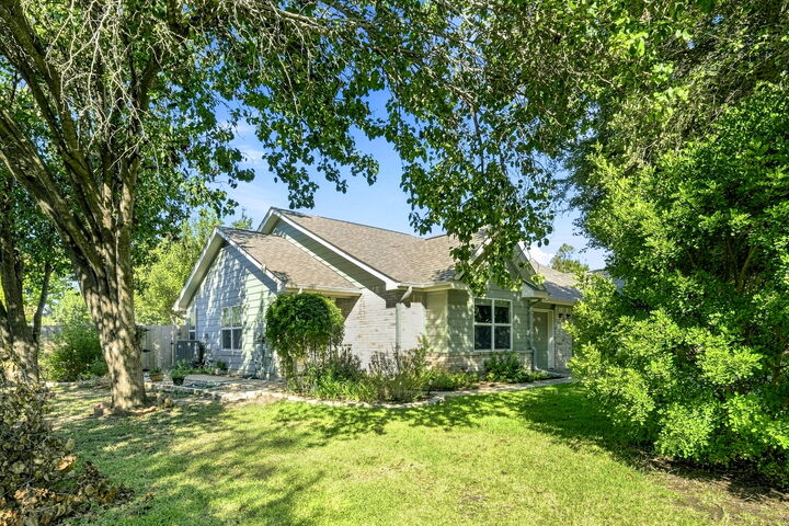 Property Photo: 196 Prairie Springs Loop TX 78626