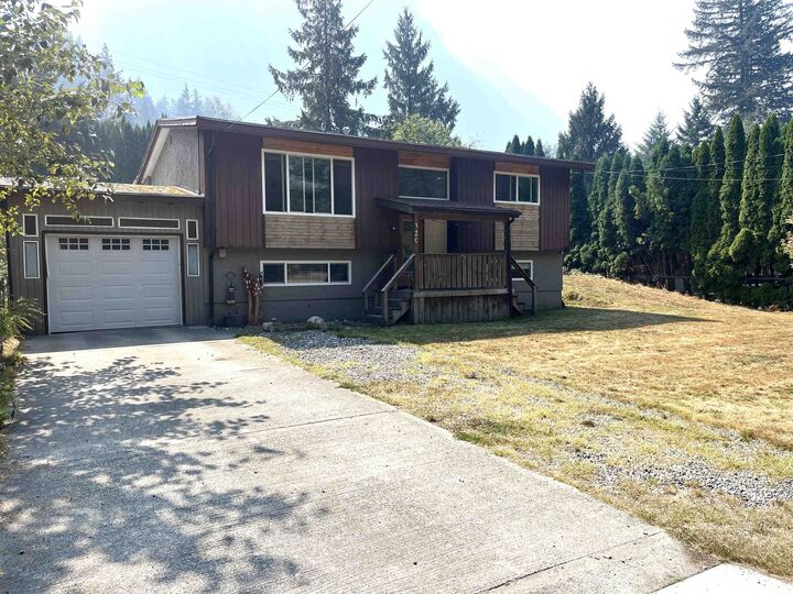 Property Photo: 320 Robertson Crescent BC V0X 1L4