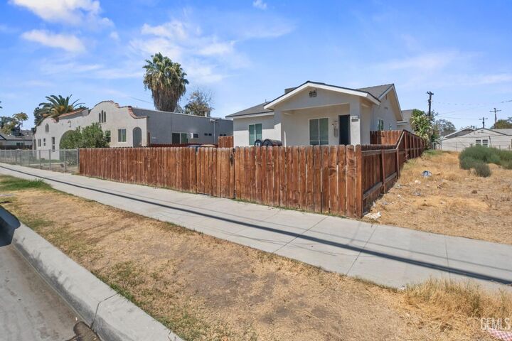 Property Photo: 1720 Forrest Street CA 93304