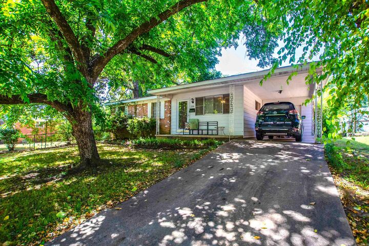 Property Photo: 206 Steven Dr AR 72205