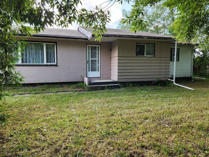 Property Photo: 5 Edward Crescent MB R0E 1A0