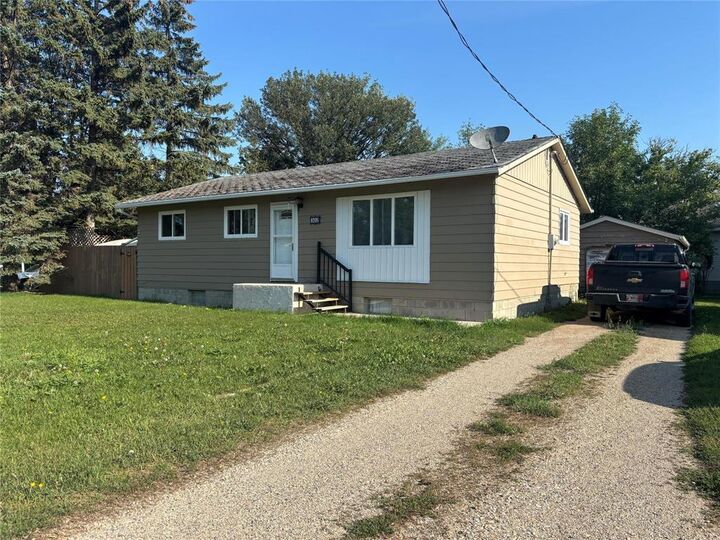 302 Fletcher Street East — photo 1