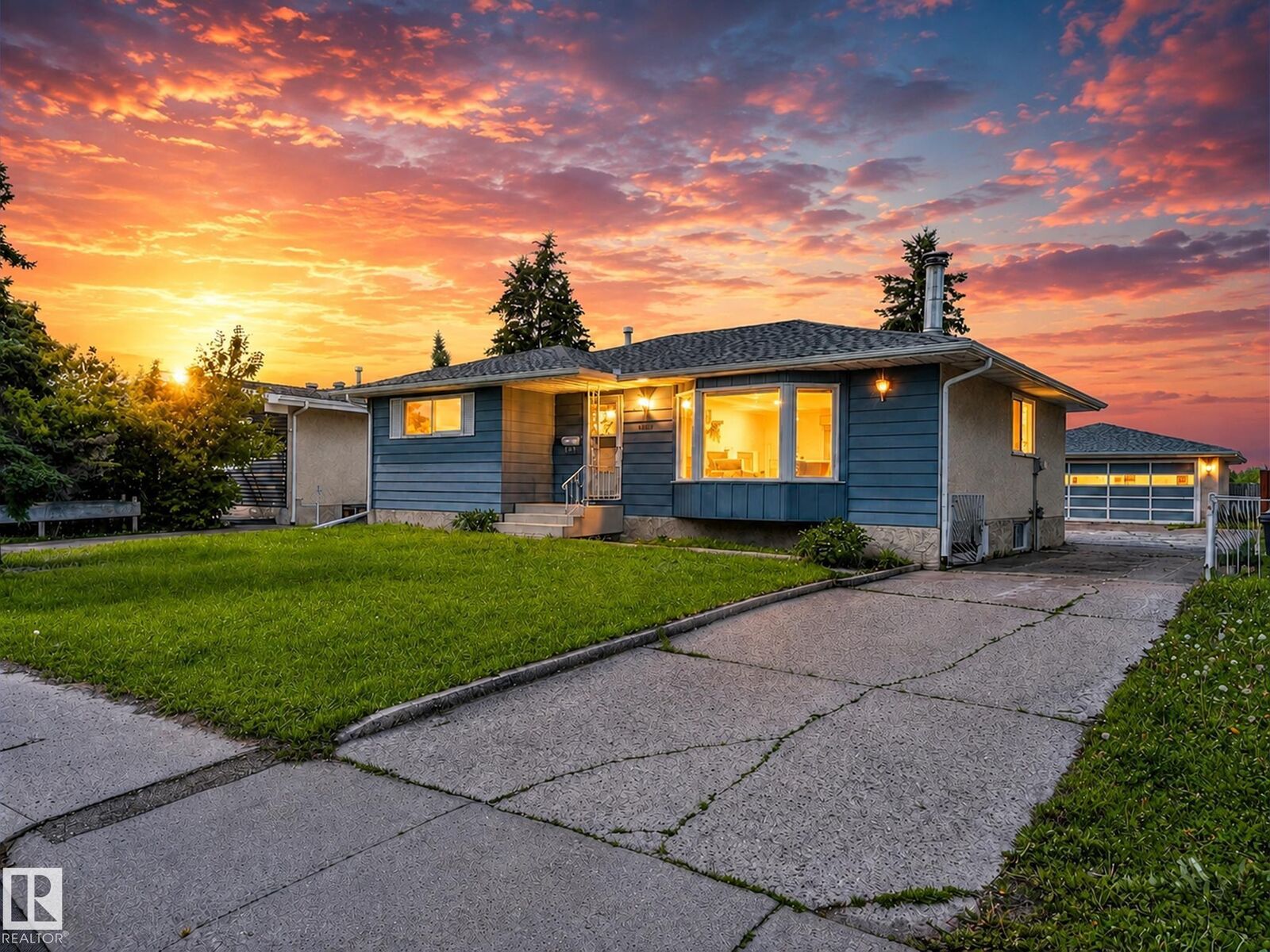 Property Photo:  11616 158 Avenue NW  AB T5X 2K4 