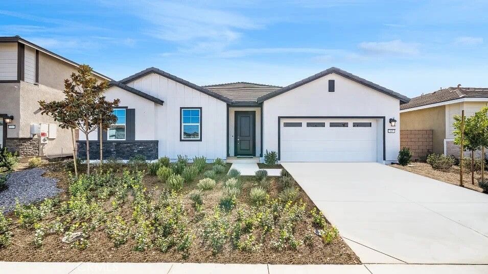 Property Photo: 315 Grand Sky Road CA 92570