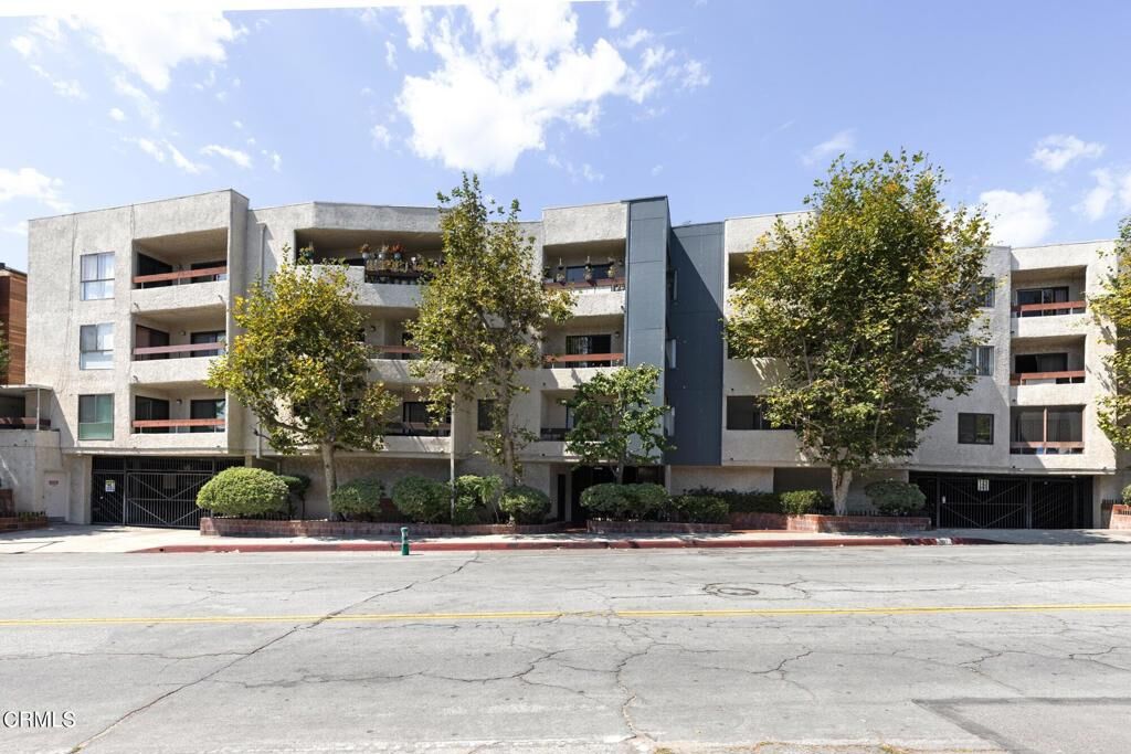 Property Photo: 1037 N Vista Street 202 CA 90046